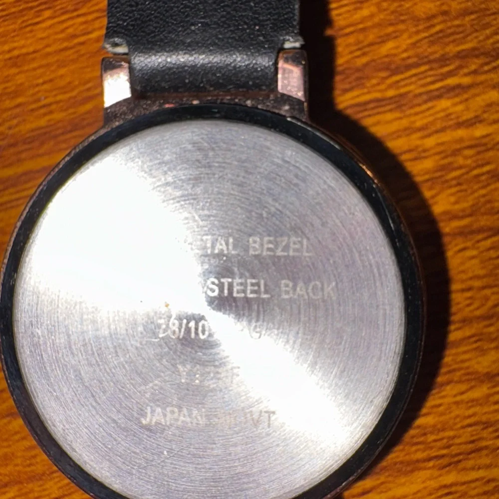 Black and‎ Gold Watch needs battery